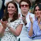 Duchess of Cambridge Kate Middleton dan Duchess of Sussex Meghan Markle bertepuk tangan saat menyaksikan pertandingan Serena Williams dan Angelique Kerber di kejuaraan  tenis Wimbledon di London, Inggris, (14/7). (AP Photo/Andrew Couldridge)