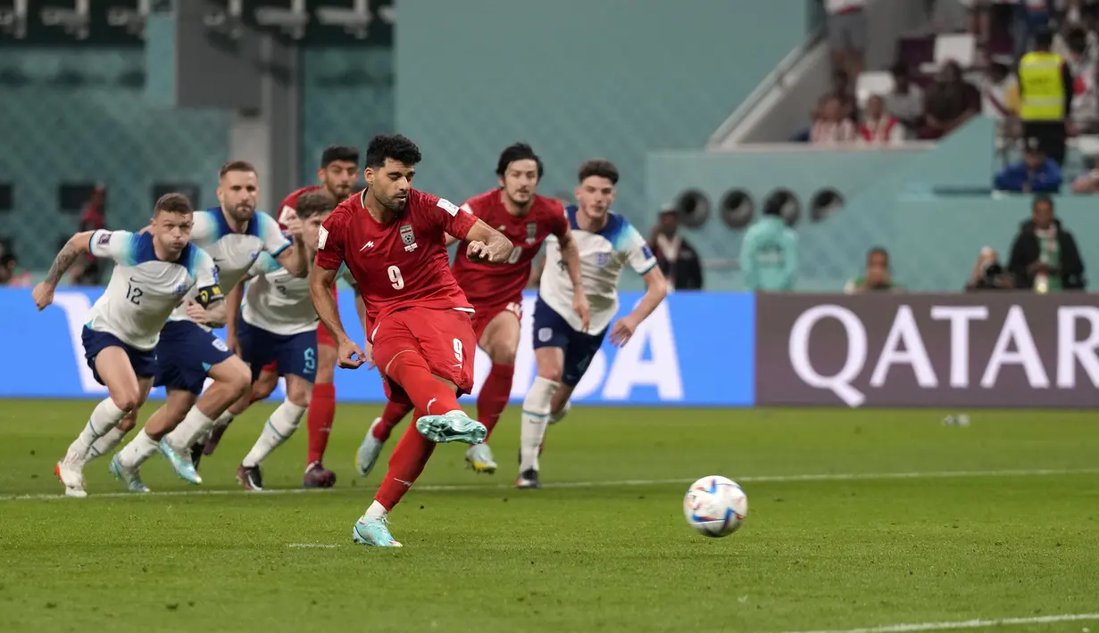 Iran sukses mencetak gol keduanya saat laga memasuki menit ke-10 di masa injury time. Eksekusi penalti Mehdi Taremi sukses mengecoh Jordan Pickford. (AP/Frank Augstein)