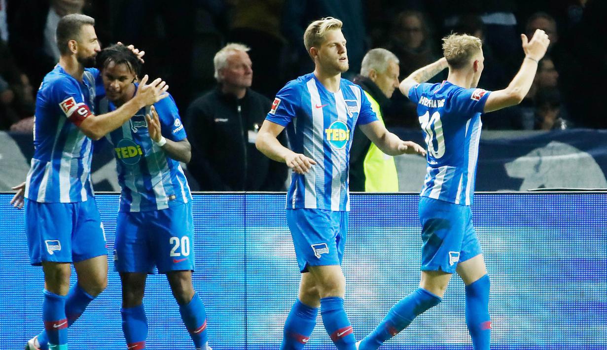 Para pemain Hertha Berlin merayakan gol yang dicetak oleh Ondrej Duda ke gawang Bayern Munich pada laga Bundesliga di Olympiastadion, Berlin, Sabtu (29/8/2018). Hertha Berlin menang 2-0 atas Bayern Munich. (AFP/Odd Andersen)