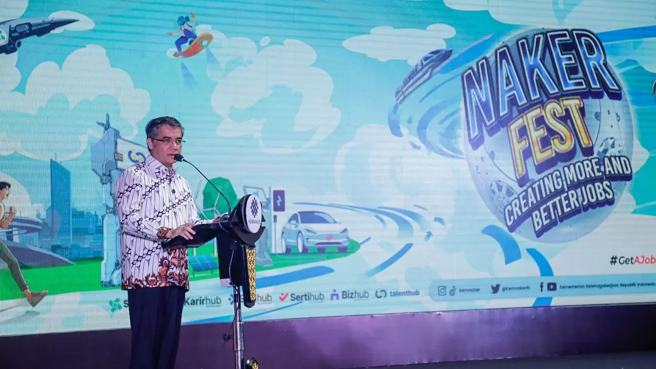 Menteri Ketenagakerjaan Yassierli membuka Naker Fest Jakarta di halaman gedung Kemnaker, Jakarta, Jumat (13/12/2024). Naker Fest Jakarta akan berlangsung pada 13 - 14 Desember 2024. (Dok Kemnaker)