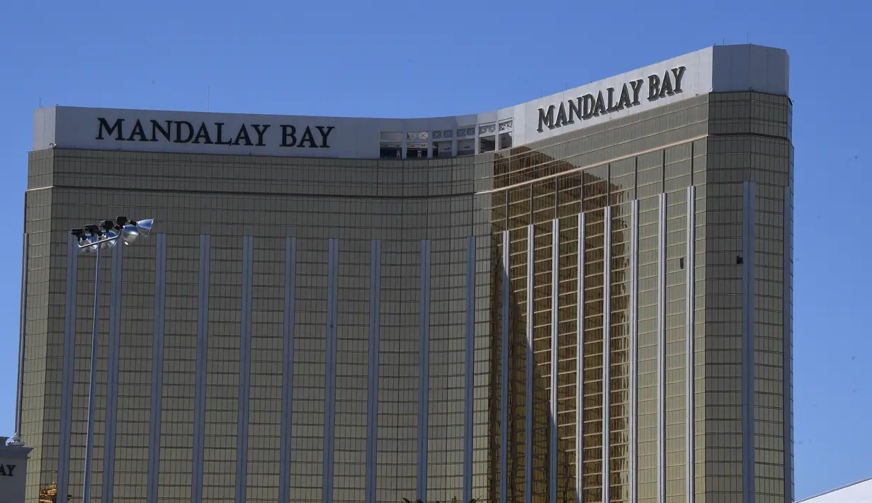 Kondisi jendela di lantai 32 Mandalay Bay Hotel and Casino yang pecah usai penembakan brutal di Las Vegas, Senin (2/10). Diketahui, Mandalay Bay dibuka pada tahun 1999 dan sejak saat itu terkenal sebagai hotel mewah di Las Vegas. (Mark RALSTON/AFP Photo)