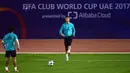 Bintang Real Madrid, Cristiano Ronaldo, mengontrol bola saat latihan di Stadion NY University Abu Dhabi, UAE, Senin (11/12/2017). Los Blancos bersiap jelang semifinal FIFA Club World Cup. (AFP/Giuseppe Cacace)