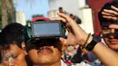 Seorang warga menggunakan sebuah alat unik untuk melihat fenomena Gerhana Matahari Total (GMT) di halaman Taman Ismail Marzuki (TIM), Jakarta, Rabu (9/3). Fenomena gerhana matahari 90% bisa diamati selama 2,11 menit. (Liputan6.com/Fery Pradolo)