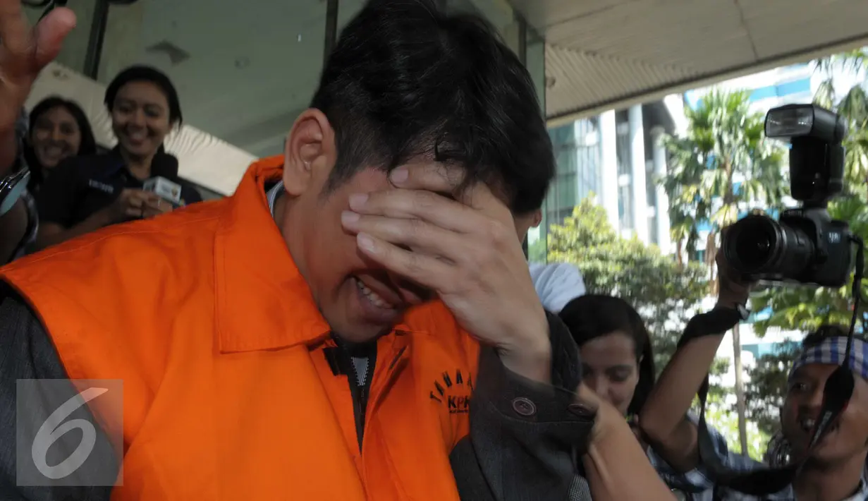 Tersangka Trinanda Prihantoro, karyawan PT APL diperiksa penyidik KPK sebagai saksi untuk tersangka Mohamad Sanusi (MSN), Anggota DPRD Provinsi DKI Jakarta periode 2014-2019 dari Fraksi Gerindra, Jakarta, Sabtu (4/4/2016). (Liputan6.com/Helmi Afandi)