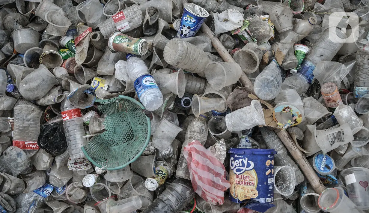 Sejumlah sampah plastik dari Waduk Cincin yang telah dipilah untuk didaur ulang, Jakarta Utara, Rabu (23/6/2021). Pengerukan sampah dilakukan secara rutin guna menjaga kebersihan dan keindahan waduk, terutama saat memasuki musim penghujan. (merdeka.com/Iqbal S Nugroho)