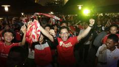 Para pendukung Liverpool merayakan kemenangan atas Chelsea 3-1 saat nonton bareng bersama Bola.com di Summarecon Mal Bekasi, Jawa Barat, Sabtu (31/10/2015). (Bola.com/Vitalis Yogi Trisna)