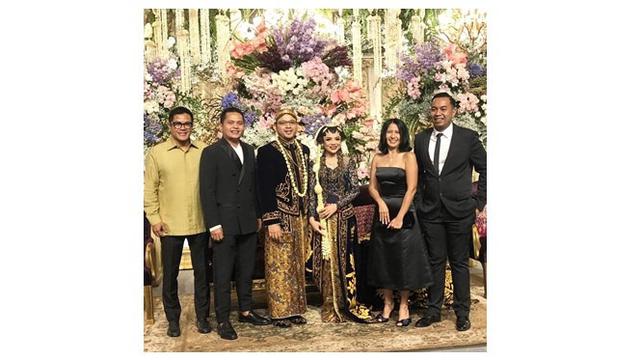 Dekorasi resepsi pernikahan Danny dan Raiyah tampak megah dan elegan.
