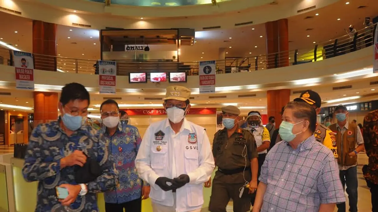 Wali Kota Manado GS Vicky Lumentut saat meninjau kondisi mal dan pusat perbelanjaan di Manado.