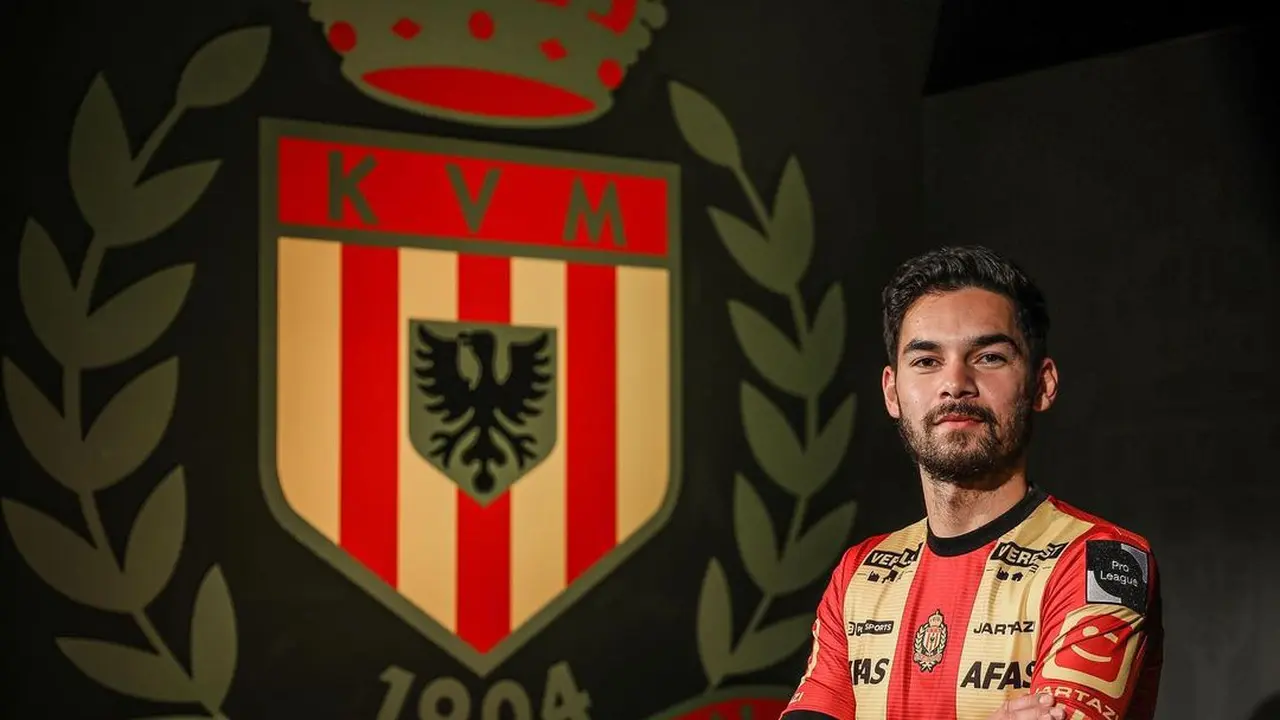 Pemain keturunan Indonesia, Sandy Walsh berbaju KV Mechelen.