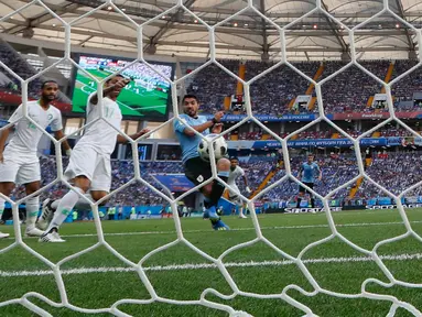 Penyerang Uruguay, Luis Suarez mencetak gol ke gawang Arab Saudi pada pertandingan kedua Grup A di Rostov Arena, Rostov-on-Don, Rabu (20/6). Gol tunggal Suarez memastikan Uruguay lolos ke babak 16 besar Piala Dunia 2018. (AP/Andrew Medichini)