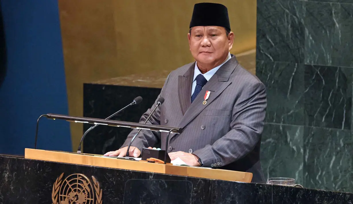 Dalam pidatonya, Presiden Prabowo Subianto menegaskan komitmen Indonesia terhadap solusi dua negara sebagai jalan satu-satunya menuju perdamaian Palestina–Israel. (Ludovic MARIN/AFP)