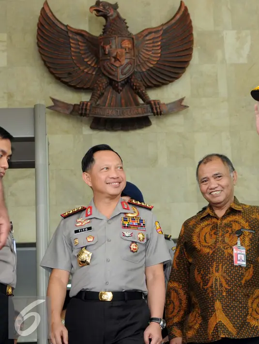  Kapolri  Jenderal (Pol) Tito Karnavian (kiri) di dampingi Ketua KPK Agus Rahardjo keluar dari Gedung  KPK, (19/8). Kunjungan ke KPK ini dalam rangka untuk mempererat hubungan sekaligus kerja sama antarlembaga. (Liputan6.com/Helmi Afandi) 