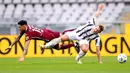Pemain Torino, Antonio Sanabria, berebut bola dengan bek Juventus, Matthijs de Ligt, pada laga Serie A di Stadion Olympic, Turin, Minggu (4/4/2021). Kedua tim bermain imbang 2-2. (Marco Alpozzi/LaPresse via AP)
