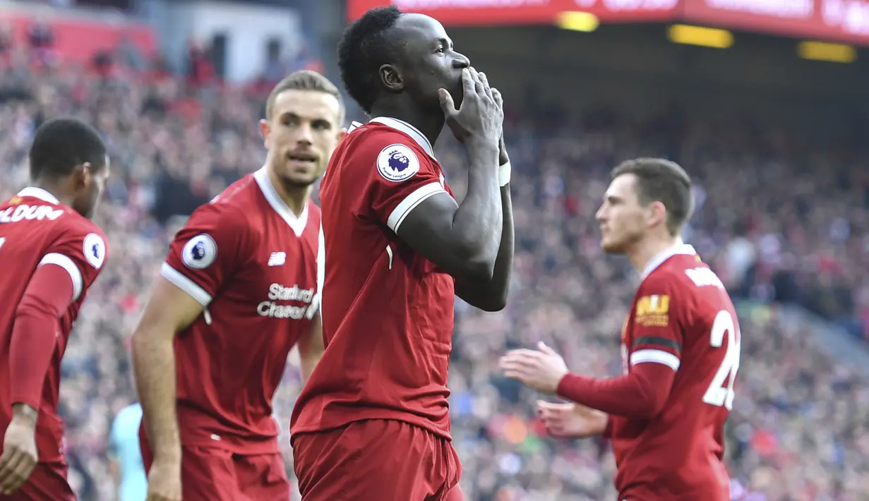 Pemain Liverpool, Sadio Mane merayakan golnya ke gawang Bournemouth pada lanjutan Premier League di Anfield stadium, Liverpool,(14/4/2018). Liverpool menang 3-0.  (Anthony Devlin/PA via AP)
