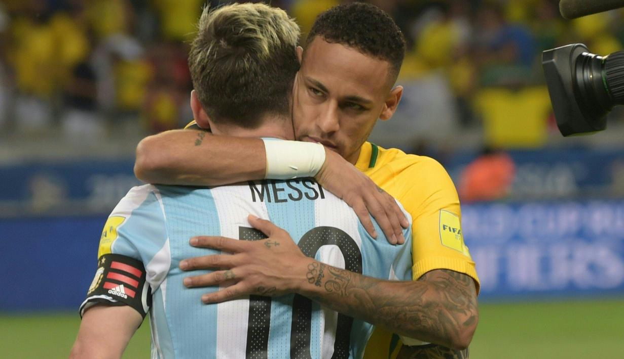 Pemain Argentina, Lionel Messi (kiri) dipeluk rekan setimnya di Barcelona, Neymar sebelum laga  Kualifikasi Piala Dunia 2018 zona Amerika Selatan di Stadion Governador Magalhaes Pinto, Belo Horizonte, Kamis (10/11/2016). (AFP/Douglas Magno)