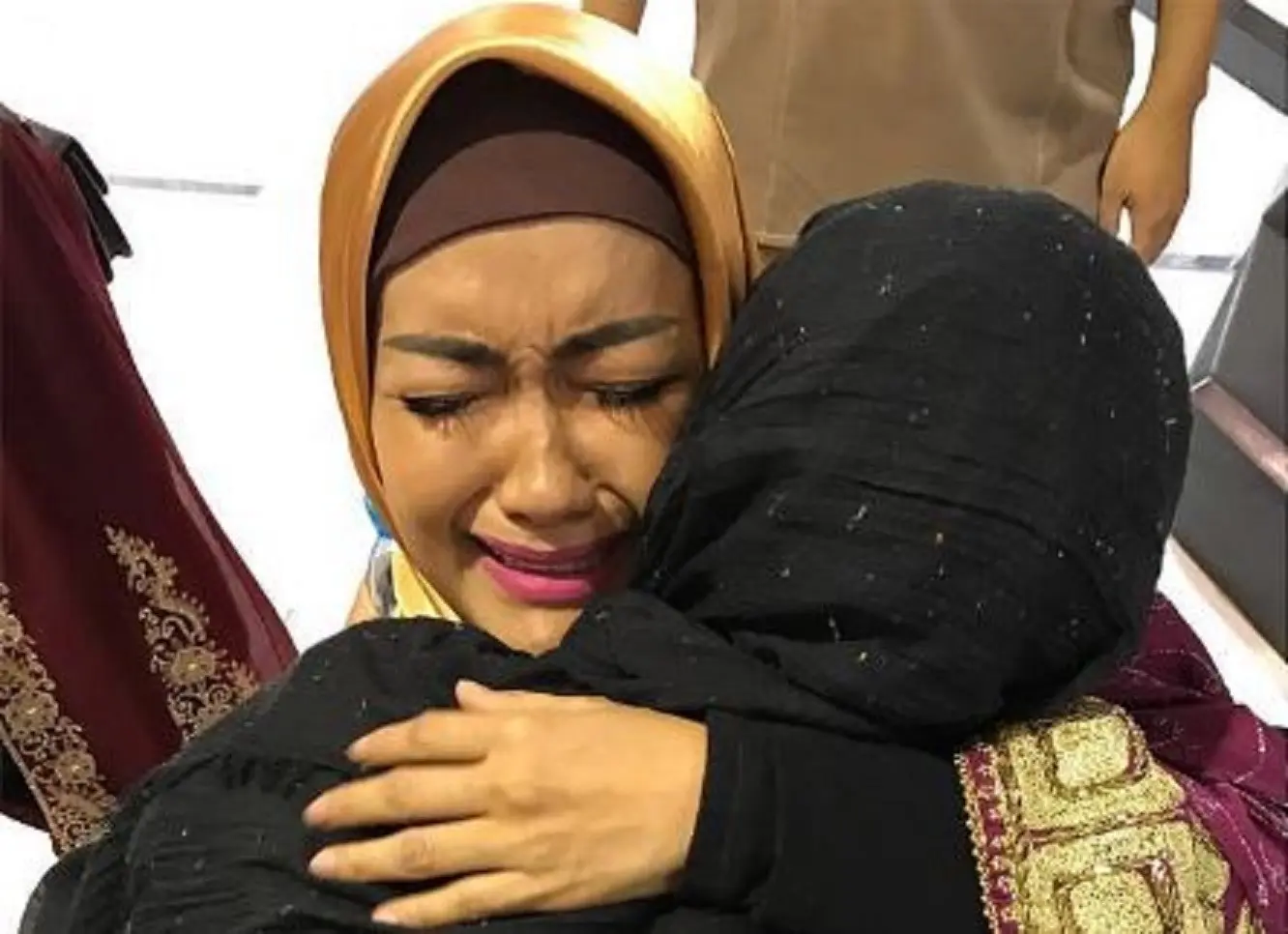 Julia Perez menangis sambil memeluk Ria Irawan (Instagram/@juliaperrezz)