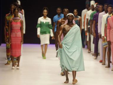 Sejumlah model berjalan di catwalk mengenakan busana rancangan Emmy Kasbit selama Heineken Fashion and Design Week di Lagos, Nigeria (26/10/2019). Lagos Fashion Week (LFWNG) adalah acara mode multi-hari tahunan yang didirikan pada 2011 oleh Omoyemi Akerele. (AP Photo/Sunday Alamba)