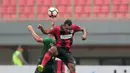 Aksi pemain Persipura Jayapura, Nelson Alom menyundul bola dari kejaran pemain PS TNI, Elio Martins pada lanjutan Liga 1 2017 di Stadion Patriot, Bekasi (4/11/2017). PS TNI menang 2-1. (Bola.com/Nick Hanoatubun)