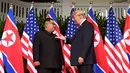 Presiden AS, Donald Trump bertemu dengan Pemimpin Korea Utara, Kim Jong-un di resor Capella, Pulau Sentosa, Singapura, Selasa (12/6). Pertemuan ini merupakan yang pertama kalinya bagi pemimpin AS dan Korut untuk bertatap muka. (SAUL LOEB/AFP)