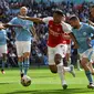 Gelandang Man City, Mateo Kovacic, berusaha merebut bola dari bek Arsenal, William Saliba, dalam pertandingan Community Shield di Wembley, Minggu (6/8/2023) malam WIB. (Glyn KIRK / AFP)