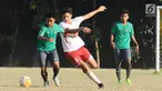 Pemain Timnas Indonesia U-16 saat melakukan uji tanding dengan tim pelajar Asian School U-18 di Lapangan Atang Sutresna, Jakarta, Jumat (25/8). Ini persiapan jelang kualifikasi Piala Asia U-16, September mendatang. (Liputan6.com/Helmi Fithriansyah)