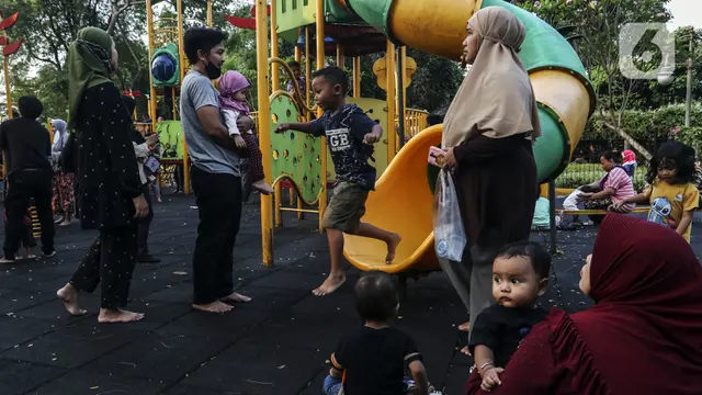 Bermain bersama keluarga.
