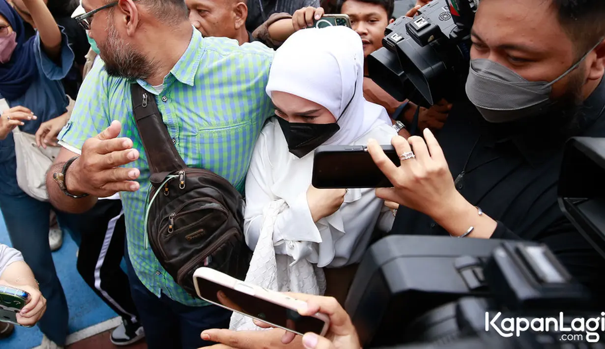 Perempuan dua orang anak itu hadir mengenakan baju putih dan bawahan coklat. Ini merupakan sidang keduanya. Sidang perdana digelar pada 17 November lalu. Namun pihak tergugat dan penggugat sama-sama tidak hadir sehingga sidang ditunda. [Foto: KapanLagi.com/Bayu Herdianto]