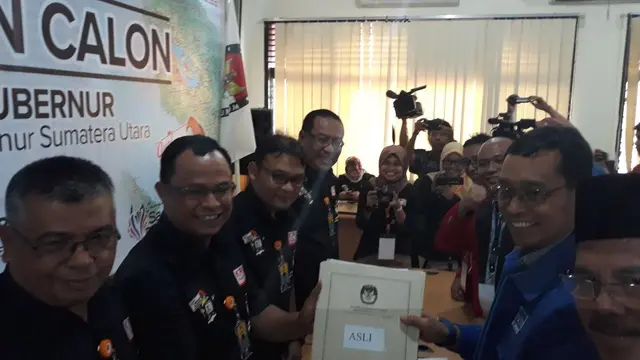 pasangan Jopinus Ramli Saragih dan Ance Selian kembali mendatangi Kantor Komisi Pemilihan Umum Daerah (KPUD) Sumut, Jalan Perintis Kemerdekaan, Kota Medan.