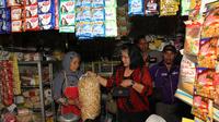 Kedatangan Iriana dan Kahiyang di sana sukses membuat kaget para pedagang yang berjualan di pasar. (Reza Kuncoro/Liputan6.com)