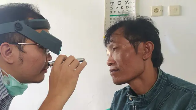 Dr Andi Surahmat saat blusukan melakukan pemeriksaan di Kecamatan Pagentan, Banjarnegara. (Foto: Liputan6.com/RSI Banjarnegara/Muhamad Ridlo)