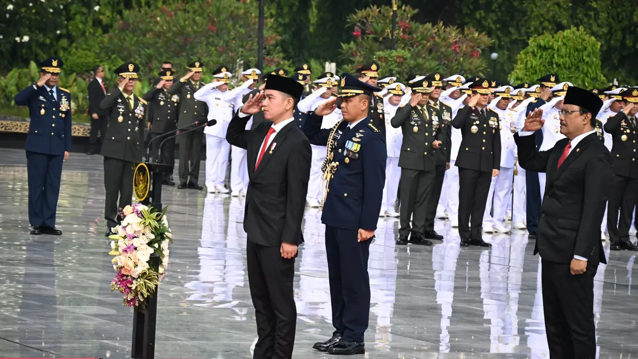 Gibran Pimpin Upacara Hari Pahlawan di TMP Kalibata