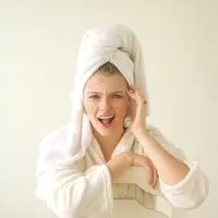 Simak tips-tips alami untuk mengurangi garis halus dan kerutan di wajah dari ahli dermatologis. (FOTO: Unsplash.com/Feeh Costa).