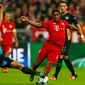 Gelandang Muenchen, Douglas Costa (kanan) berusaha melewati gelandang Arsenal, Francis Coquelin pada lanjutan Grup F liga champions di stadion Allianz Arena, Munich, Jerman (4/11). Muenchen menang atas Arsenal dengan skor 5-1. (Reuters/Michael Dalder) 