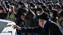 Hatsumode merupakan kunjungan pertama ke kuil di Tahun Baru. (Richard A. Brooks/AFP)