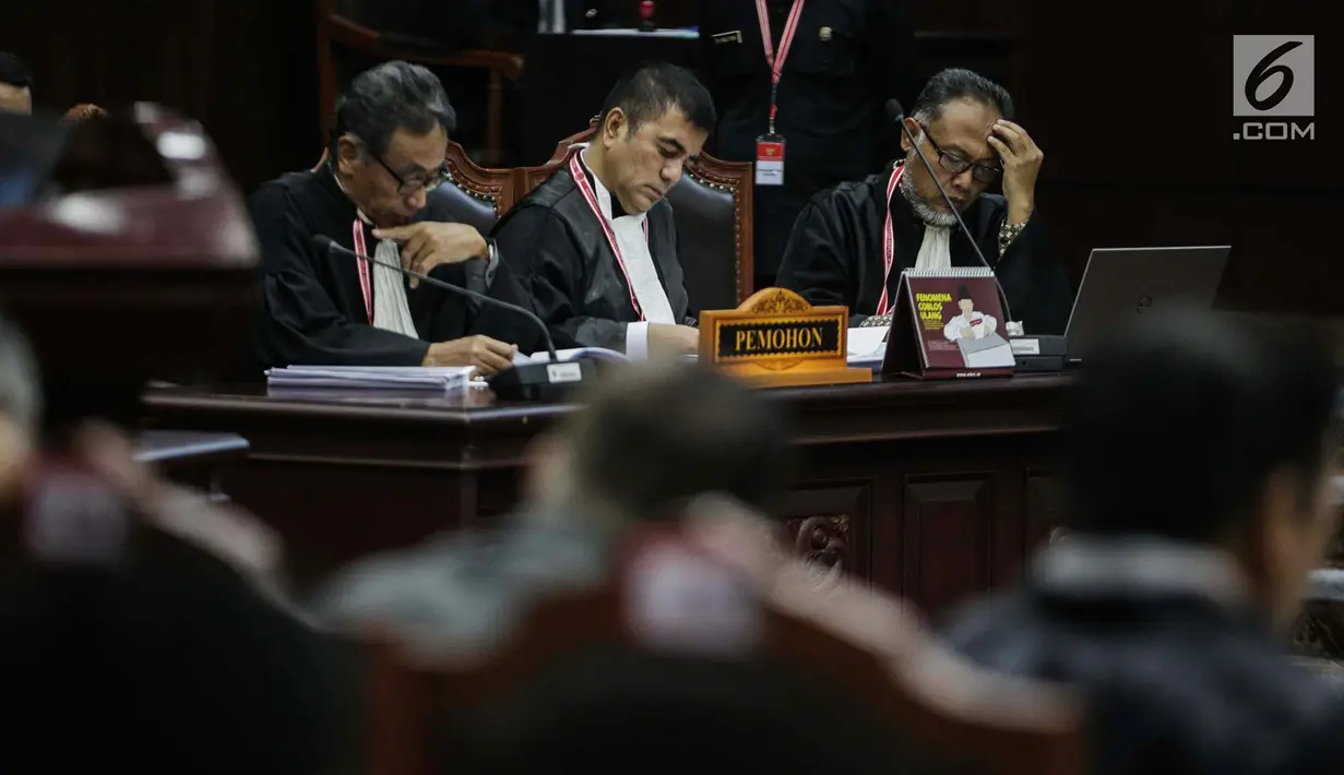 Ekspresi Ketua Tim Hukum Prabowo-Sandiaga, Bambang Widjojanto (kanan) saat mengikuti sidang sengketa Pilpres 2019 di Gedung MK, Jakarta, Selasa (18/6/2019). Sidang tersebut beragendakan mendengarkan jawaban dari termohon. (Liputan6.com/Faizal Fanani)