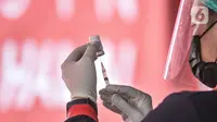 Tenaga kesehatan saat mengambil serum vaksin AstraZeneca di Pelabuhan Sunda Kelapa, Jakarta, Kamis (10/6/2021). Vaksinasi massal di Pelabuhan Sunda Kelapa yang akan berlangsung selama 4 hari ini menggunakan vaksin AstraZeneca dengan target 1.000 orang per hari. (merdeka.com/Iqbal S. Nugroho)