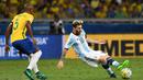Lionel Messi (kanan) mencoba melewati hadangan pemain Brasil, Fernandinho pada laga Kualifikasi Piala Dunia 2018 zona Amerika Selatan di Stadion Governador Magalhaes Pinto, Belo Horizonte, Kamis (10/11/2016). (AFP/Vandelei Almeida)