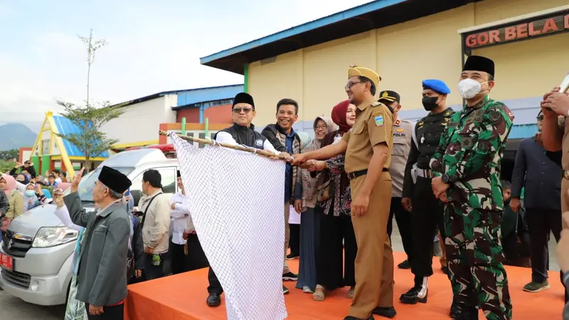 Wakil Bupati Garut Helmi Budiman didamping Kepala Kemenag Garut Cece Hidayat melepas rombongan kedua sebanyak 404 jemaah haji asal Garut, Jawa Barat. (liputan6.com/Jayadi Supriadin)