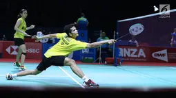 Ganda campuran Indonesia, Ricky Karandasuwardi/Debby Susanto mengembalikan kok ke arah Hafiz Faizal/Gloria Emanuelle Widjaja pada 8 besar Indonesia Open 2018 di Istora GBK, Jakarta, Jumat (6/7). Hafiz/Gloria unggul. (Liputan6.com/Helmi Fithriansyah)