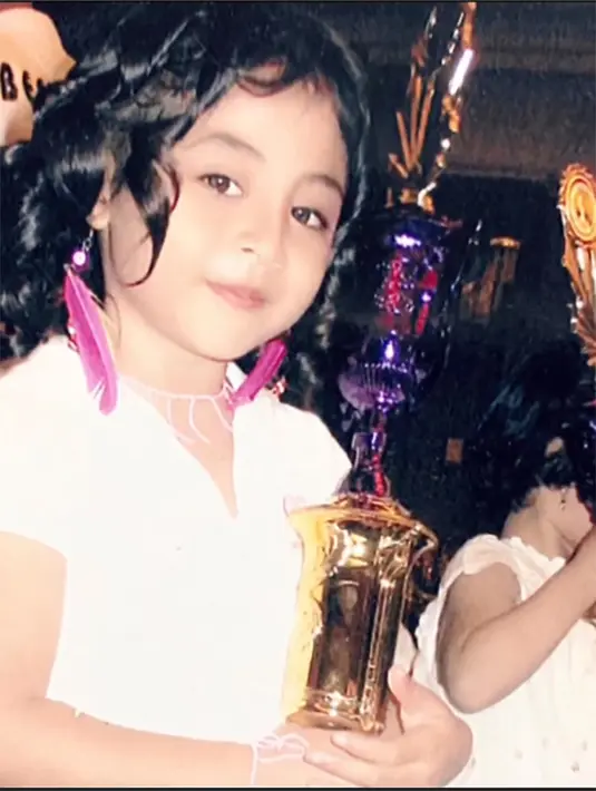 Dari potret tersebut, diketahui Margin telah banyak mengoleksi piala penghargaan. Margin dengan piala yang baru saja didapatkan. [Instagram/marginw]