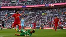 Pemain Liverpool Mohamed Salah menendang bola tetapi gagal mencetak gol ke gawang Manchester City pada pertandingan sepak bola semifinal Piala FA di Stadion Wembley, London, Inggris, 16 April 2022. Liverpool menang 3-2. (Adrian DENNIS/AFP)