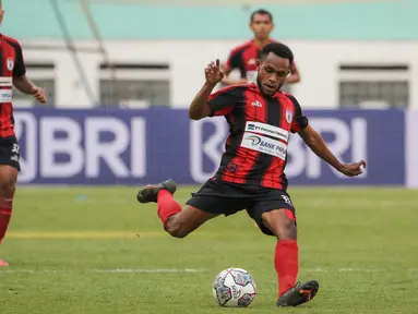 Winger Persipura Jayapura, Gunansar Papua Mandowen tercatat sebagai salah satu pemain termuda yang mampu mencetak gol di BRI Liga 1 musim 2021/2022. Golnya ke gawang Persiraja Banda Aceh, diciptakan saat usianya menginjak 20 tahun 10 bulan 10 hari. (Bola.com/Bagaskara Lazuardi)