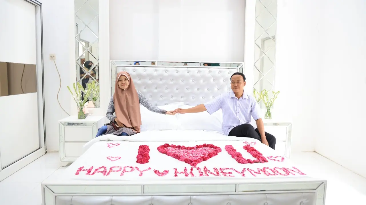 Pasangan Hairul Yakin (24) dan Khusnul Khotimah (23),  melangsungkan bulan madu di rumah dinas Wali Kota Probolinggo Habib Ali Zainal Abidin. (Istimewa).