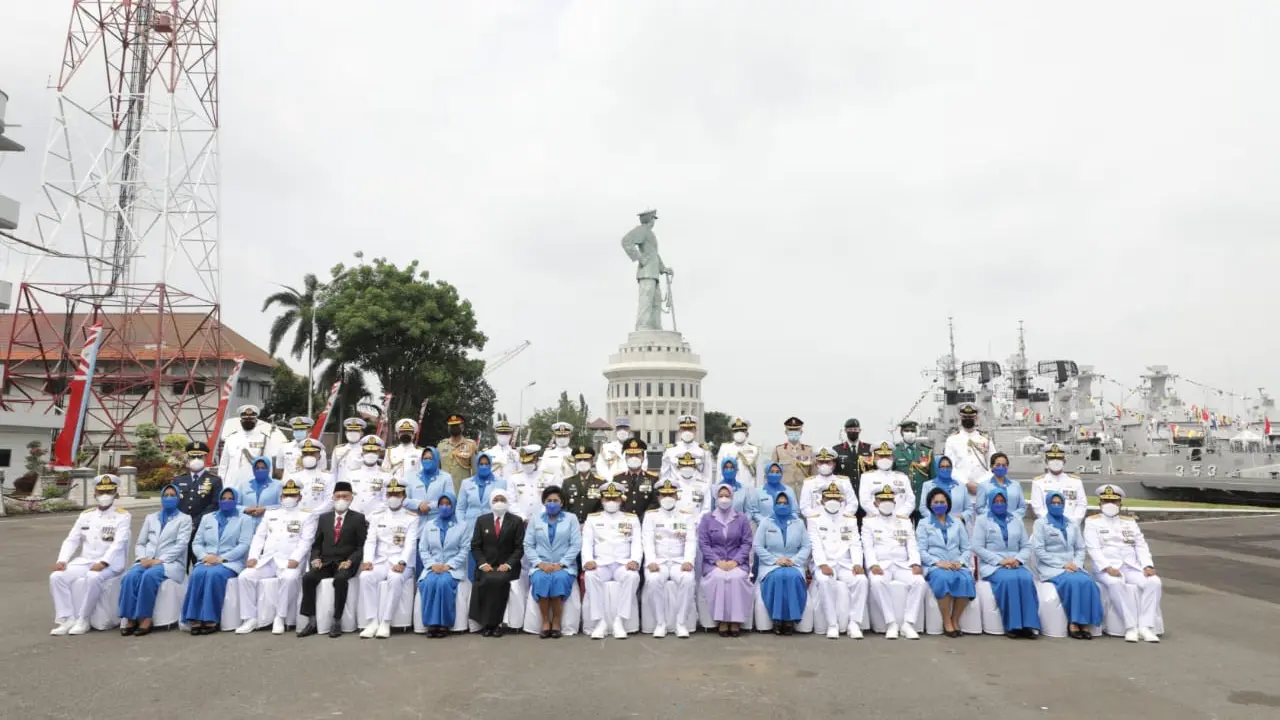 upacara tabur bunga dalam rangka memperingati Hari Dharma Samudera ke-60 di Geladak KRI Wahidin Sudirohusodo WSH - 991 (Dian Kurniawan/Liputan6.com)