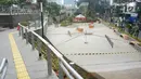 Suasana proyek pembangunan Taman Dukuh Atas di Jalan Jenderal Sudirman, Jakarta, Jumat (2/8/2019). Pembangunan ruang terbuka baru di Dukuh Atas ini diharapkan menjadi ruang bagi pejalan kaki dan lokasi berpindah moda transportasi. (Liputan6.com/Immanuel Antonius)