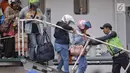 Petugas membantu pemudik motor gratis turun dari kapal Perintis KM. Sabuk Nusatara di Pelabuhan Tanjung Priok, Jakarta, Rabu (20/6). Puncak arus balik pemudik di Pelabuhan tersebut diperkirakan akan terjadi H+7 Lebaran. (Liputan6.com/Faizal Fanani)