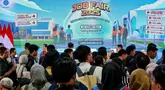 Para pencari kerja memadati Bursa Kerja yang dihadiri oleh lebih dari seratus perusahaan dan ribuan pencari kerja di Jakarta pada Kamis 22 Mei 2025. (BAY ISMOYO/AFP)