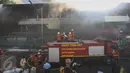 Petugas pemadam kebakaran berjibaku melakukan pemadaman di Pasar Senen, Jakarta Pusat, Kamis (19/1). Pihak Dinas Pemadam Kebakaran DKI belum dapat memberikan informasi terkait korban jiwa dalam kejadian tersebut. (Liputan6.com/Faizal Fanani)