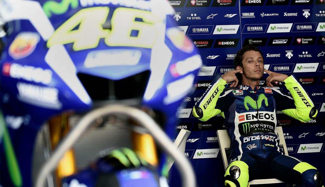 Pebalap Movistar Yamaha, Valentino Rossi, beristirahat di sela-sela tes MotoGP di Sirkuit Sepang, Malaysia, (1/2/2016). (AFP/Manan Vatsyayana)
