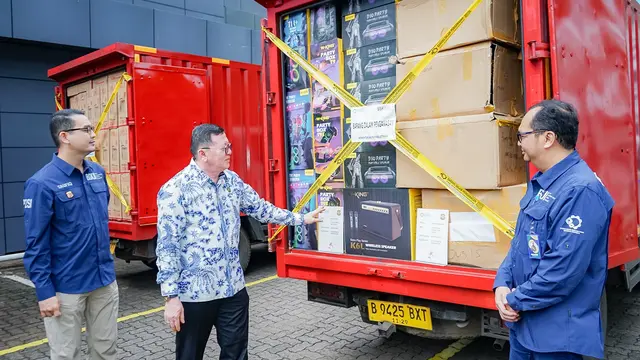 Inspektur Jenderal Kementerian Perindustrian (Kemenperin) M.Rum saat mewakili Menteri Perindustrian pada Konferensi Pers Publikasi Hasil Pengawasan SNI Wajib di Jakarta, Senin (16/12/2024). (Dok Kemenperin)
